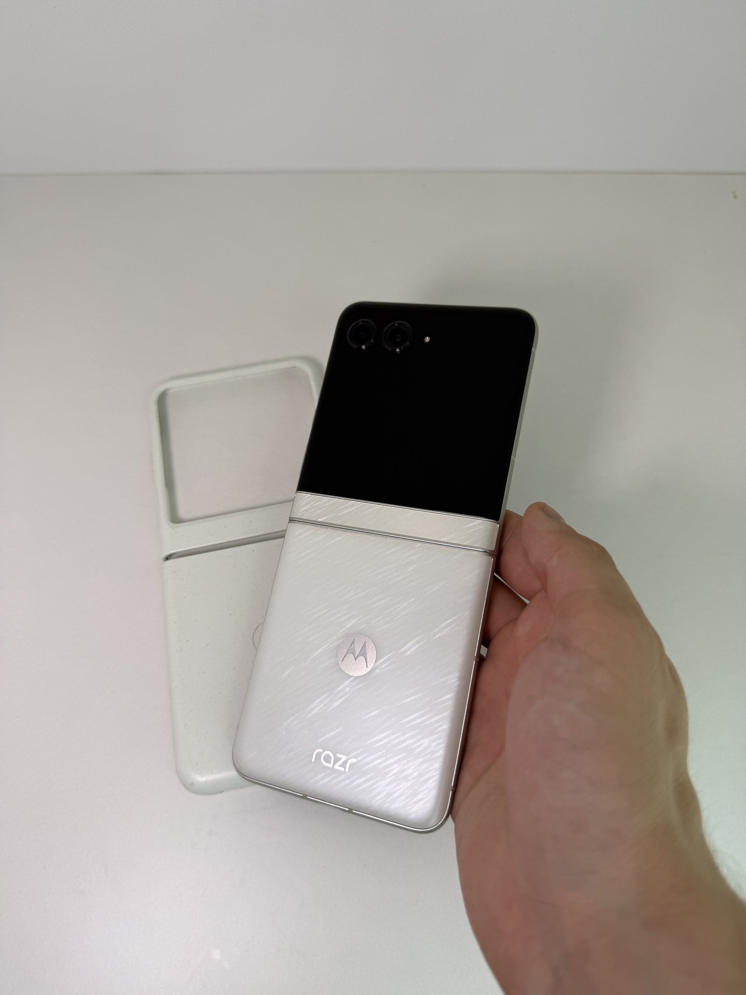 Motorola razr 60 8/256 ГБ — 13 500 грн